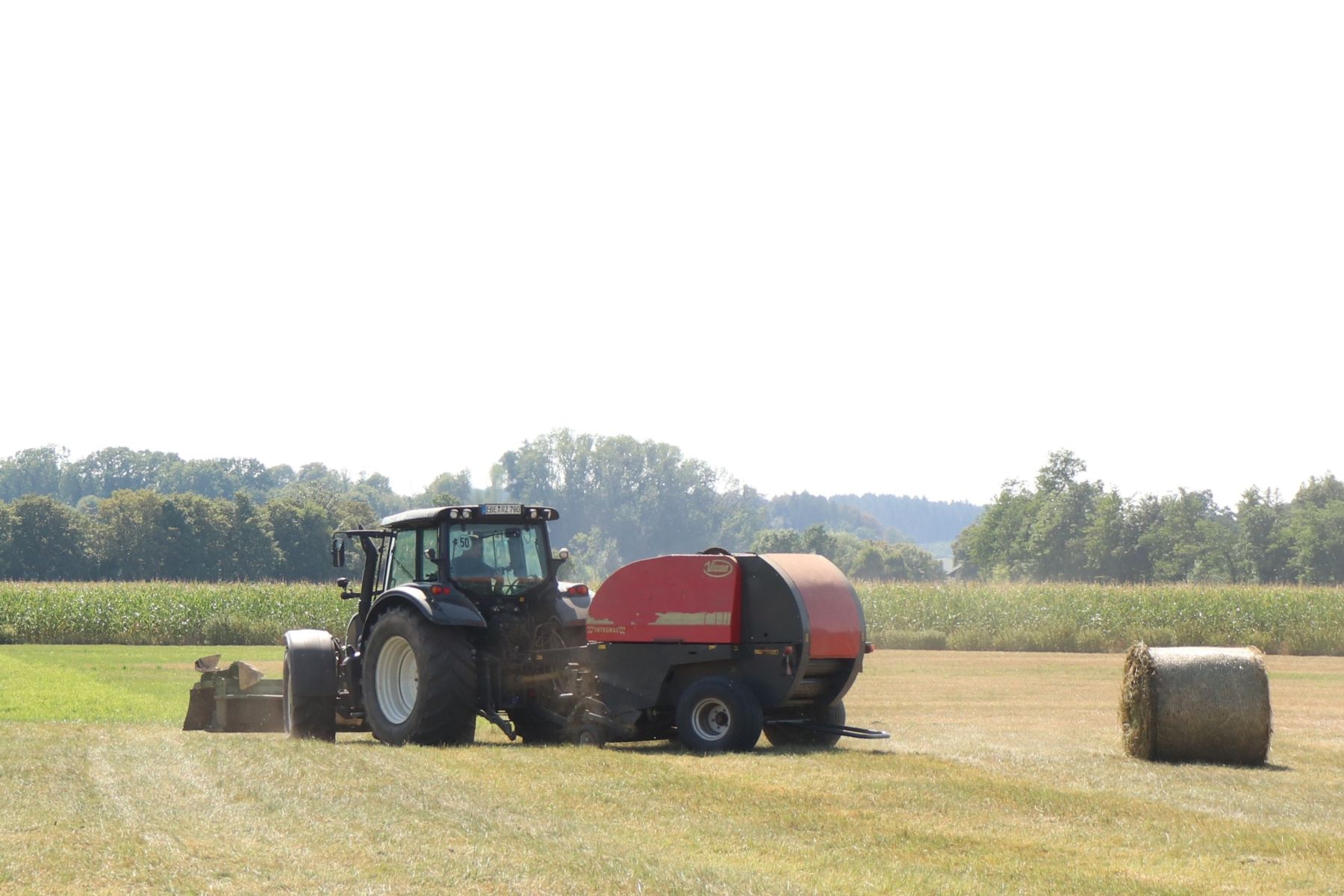 Wiese wird gemäht